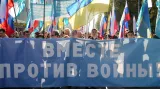 "Společně proti válce!" hlásí učastníci moskevského protestu
