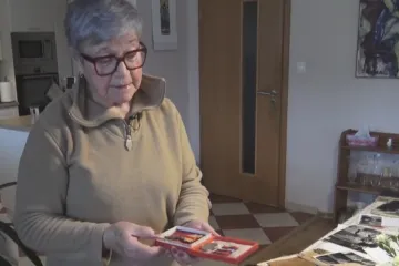 Z dokumentů i medailí skládá Alena Pechová příběh rodičů, kteří byli válečnými hrdiny