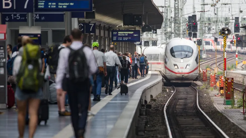 Na nástupiště číslo sedm se v úterý vrátil běžný provoz