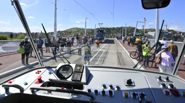 Pohled z kabiny tramvaje na Dvorecký most