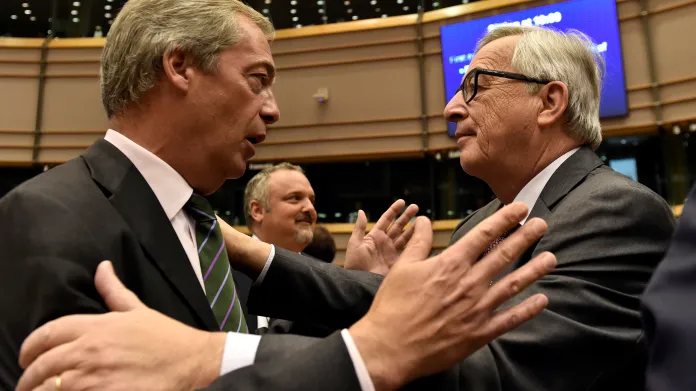 Jean-Claude Juncker se zdraví s Nigelem Faragem