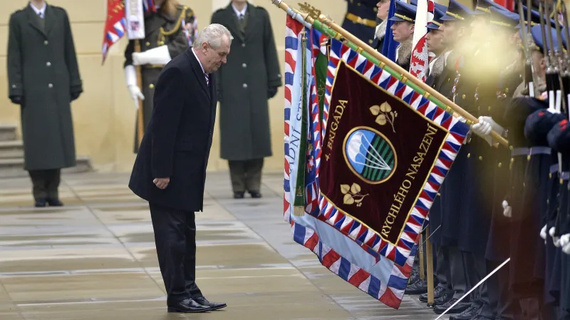 Vojenská přehlídka na třetím nádvoří Pražského hradu
