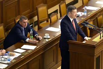 Babiš i Okamura ve sněmovně kritizovali opozici. Ta mluví o „koalici nevydávání“