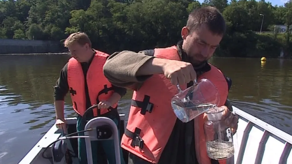 Pracovníci Povodí Moravy kontrolují kvalitu vody