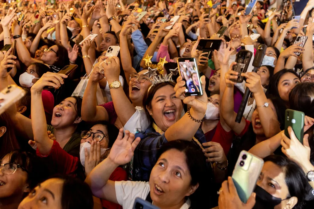 Obyvatelé Filipín oslavují příchod roku 2023 v metropolitní oblasti Manila