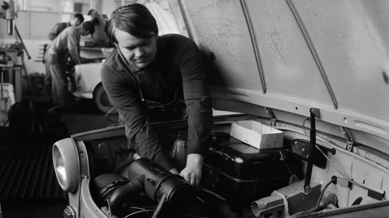 Pohled do motorového prostoru trabantu 601