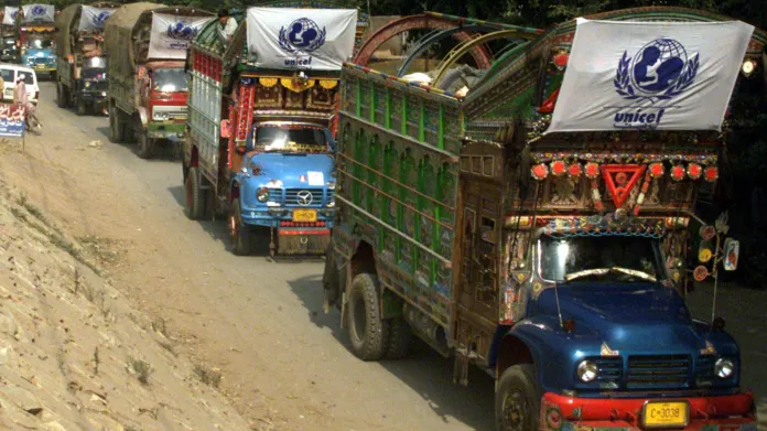 Konvoj s humanitární pomocí míří z Pákistánu do Afghánistánu (2001)