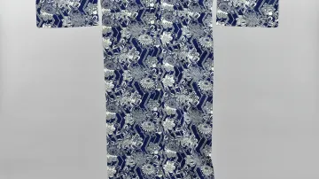 Kótaró Šimizu (1897–1988). Indigová jukata se vzorem chryzantém a stoupající páry tatewaku, 70.–80. léta 20. století. Bavlna. Šablonová technika nagaita čúgata