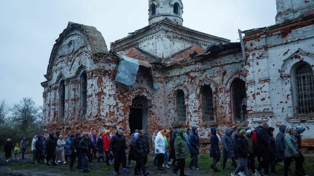 Věřící se účastní v Lukašivce velikonočního obřadu u kostela zničeného ostřelováním