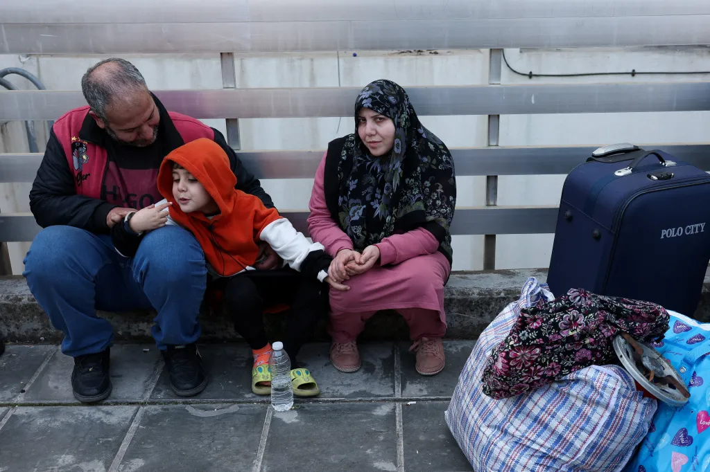 Jedna z evakuovaných rodin sedí před školou v libanonském Bejrútu, ve které nalezli útočiště poté, co museli opustit svůj domov