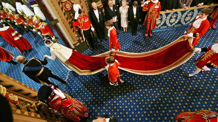Královna Alžběta II. s princem Philipem přicházejí do budovy britského parlamentu