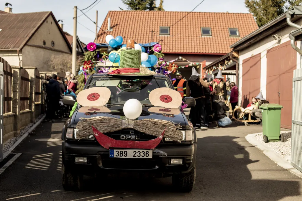 Kolem jedenácté hodiny dopoledne se zformuje průvod a vydává se na cestu po vesnici