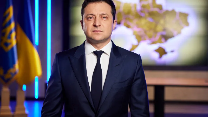 Volodymyr Zelenskyj při projevu po ruském uznání nezávislosti okupovaného Donbasu. V pozadí mapa Ukrajiny v jejích mezinárodně uznaných hranicích včetně Krymu