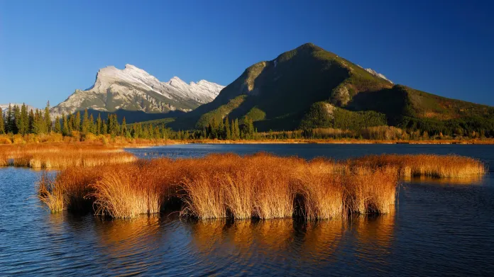 Barevné krásy kanadské přírody: jezero Vermillion, hora Rundle