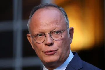 Ve Francii skončilo první kolo místních voleb, uspěl expremiér Philippe