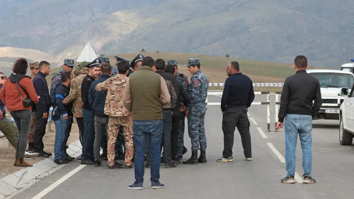 Lidé se shromažďují na cestě vedoucí z Arménie do oblasti Náhorního Karabachu