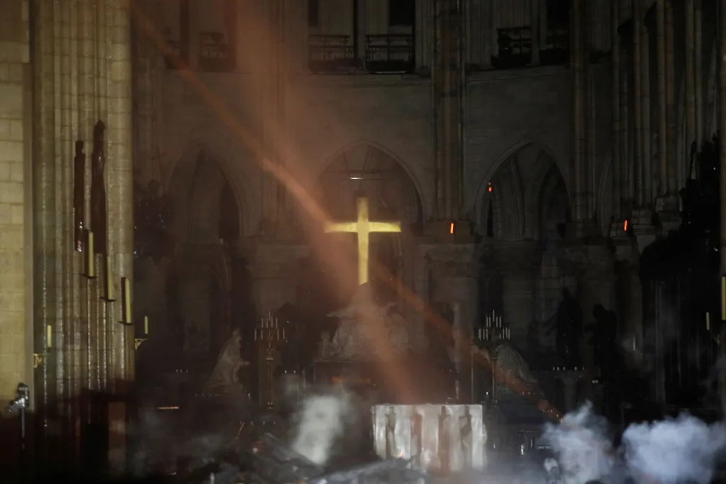Oltář v katedrále Notre-Dame po ničivém požáru