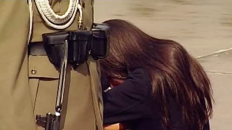 Marta Kaczyńská u matčiny rakve