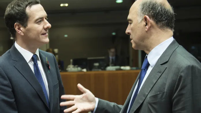 Britský ministr financí George Osborne (vlevo) a evropský komisař pro hospodářské a finanční záležitosti Pierre Moscovic