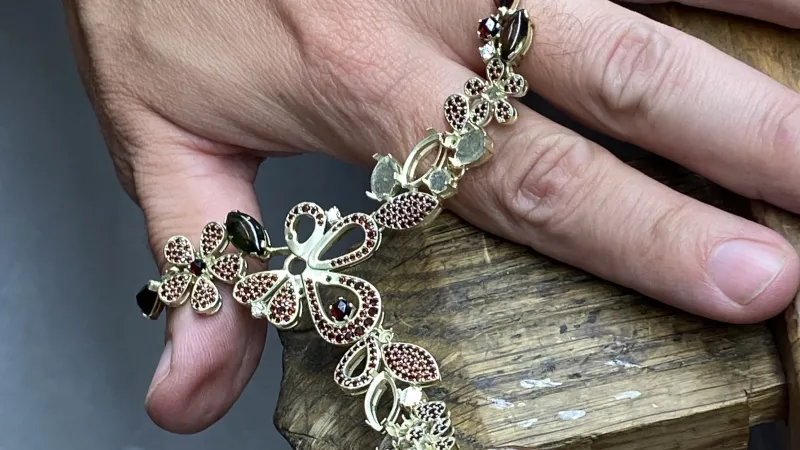 Šperk s českými granáty