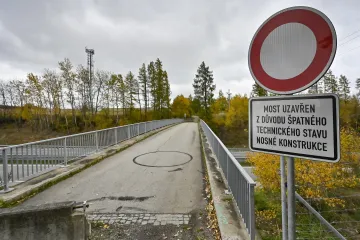 Zchátralý most nad dálnicí D1 na Jihlavsku má ŘSD zbourat do 25. ledna. Náhradu stavět nebude