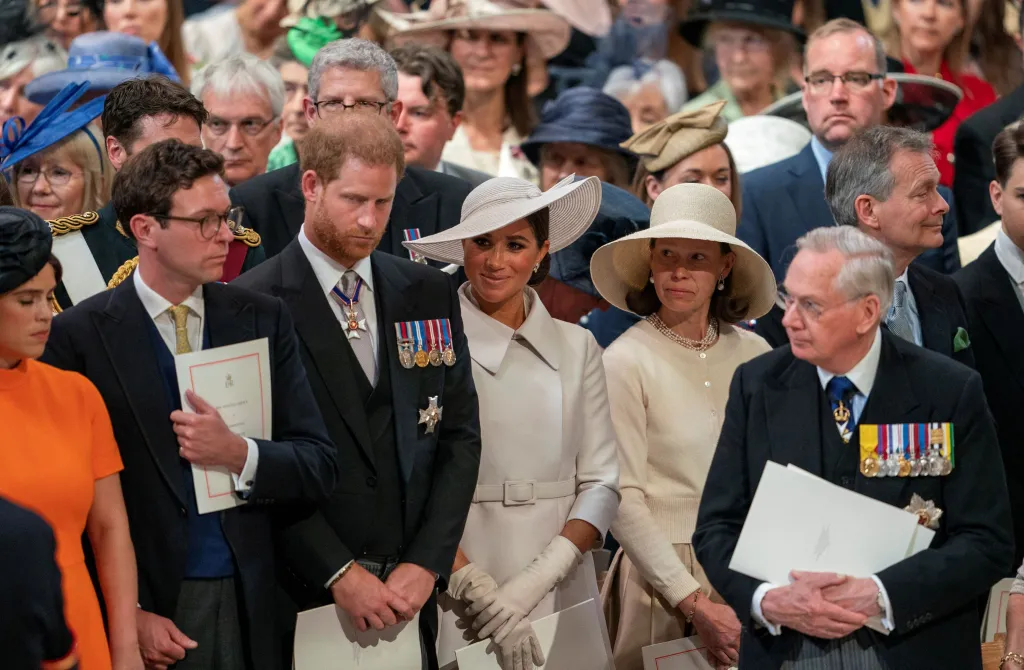 Bohoslužby se zúčastnil i princ Harry s manželkou Meghan