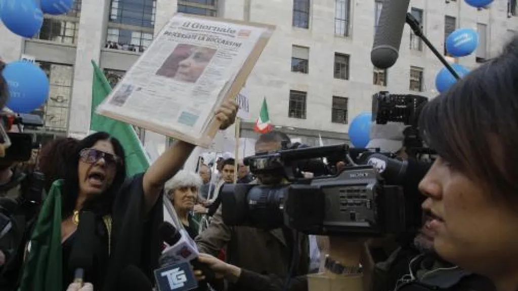 Příznivci Silvia Berlusconiho před milánským soudem