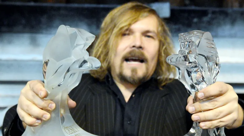 Pořadatel výročních filmových cen Český lev Petr Vachler ukazuje novinářům plastiky ve sklárnách Rückl v Nižboru na Berounsku, kde se 9. února odlévaly sošky pro 20. ročník cen.