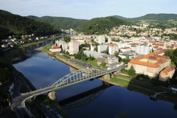 Propadající se chodníky, obrubníky bez základů. Děčín podal trestní oznámení za opravy v centru