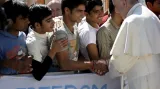 Papež s běženci na Lesbu