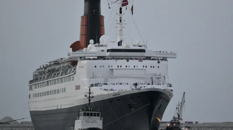 Queen Elizabeth 2 po připlutí do Dubaje v roce 2008