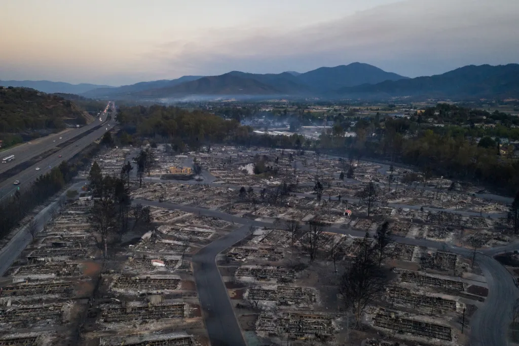 Požáry ve státě Oregon zdevastovaly i celé obce. Fotografická galerie ukazuje situaci ve vesnici Talent