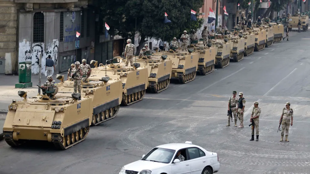 Egyptská armáda na náměstí Tahrír