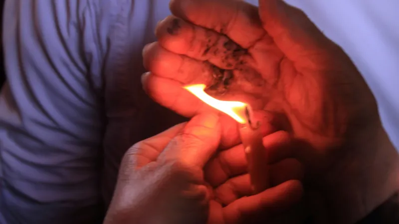 Věřící drží svíčky v Chrámu Božího hrobu