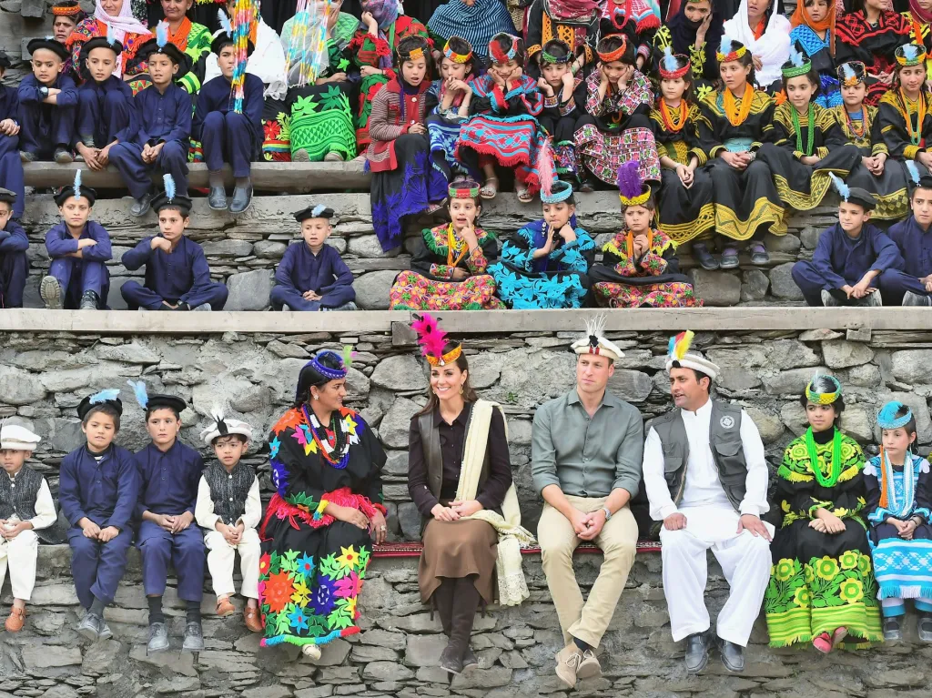 Na druhé straně světa, v Pákistánu, se objevila další část britské královské rodiny. Princ William a jeho žena Catherine si užívají představení místních dětí v Čitrálu