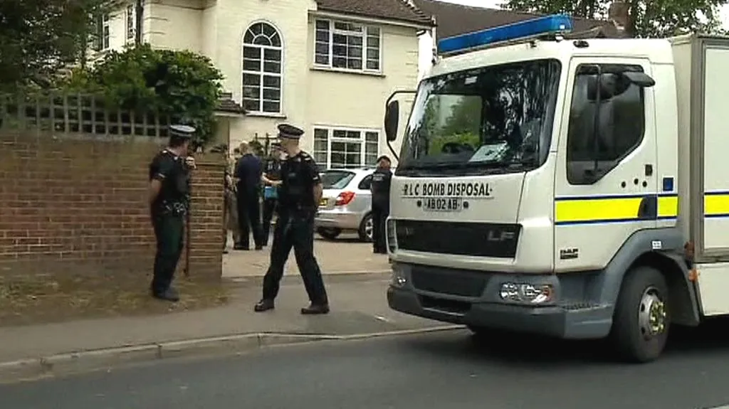 Policie před domem zavražděné britské rodiny
