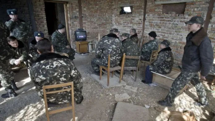 Horizont 24: Ukrajinští vojáci na Krymu stojí před těžkým rozhodnutím