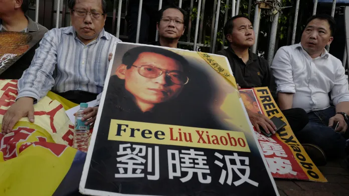 Demonstrace na podporu Lioua v Hongkongu