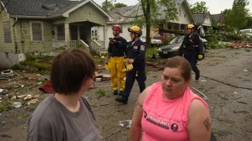 Záchranné jednotky zjišťují škody a hledají zraněné obyvatele poté, co tornádo prošlo v noci přes město Jefferson City