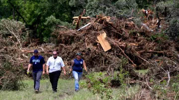 Záchranáři procházejí zpustošenou krajinou Texasu