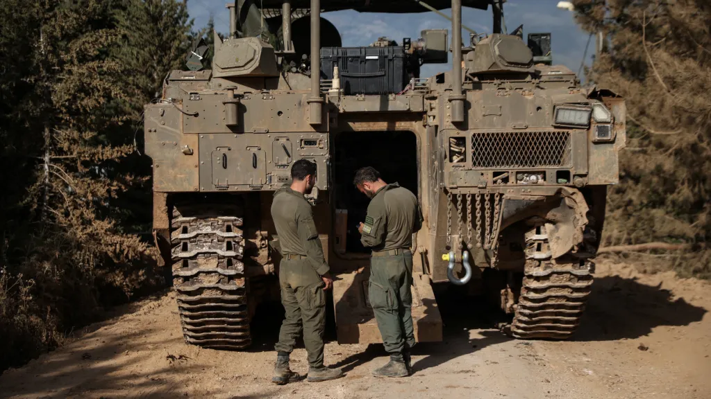 Izraelští vojáci stojí vedle vojenského vozidla na izraelské straně izraelsko-libanonské hranice v severním Izraeli, 26. dubna 2026
