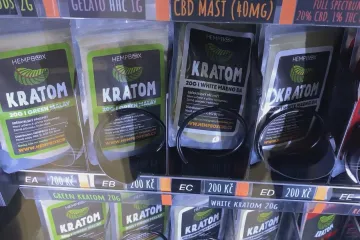 Mladistvých závislých na kratomu přibývá, utrácejí tisíce, končí v nemocnici. Je dostupný všude