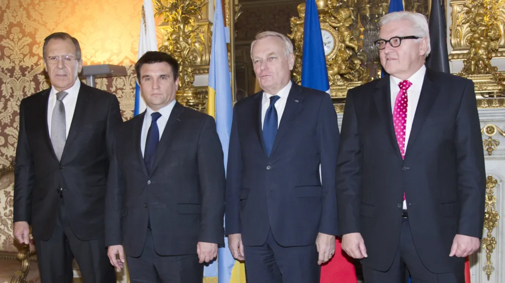 Sergej Lavrov, Pavlo Klimkin, Jean-Marc Ayrault a Frank-Walter Steinmeier na jednání v Paříži