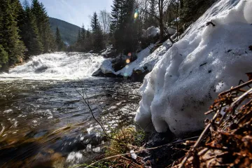 Tání sněhu může zvednout hladiny, foukat bude v neděli na jihu a západě Česka