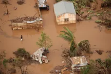 Počet obětí cyklony Idai se blíží 800. V Mosambiku čekají na pomoc lidé i v korunách stromů