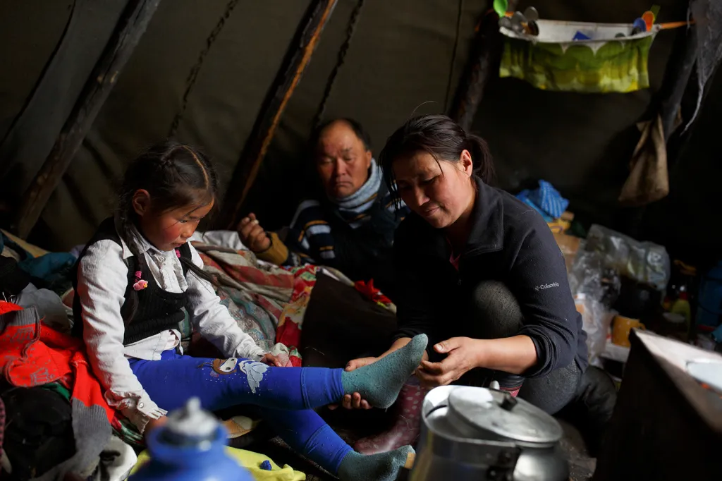 Většina z posledních mongolských pastevců sobů prožije většinu roku v týpí. Kvůli povinné školní docházce dětí od osmi let se ale členové kočovného kmene musí z tajgy na severu stěhovat do vesnic.