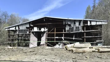 Zničená stodola u muničního skladu ve Vrběticích