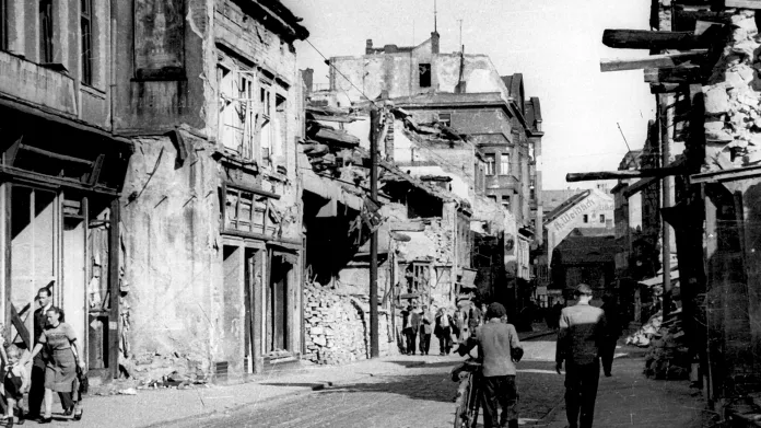 Střed vybombardovaného Ústí nad Labem v létě 1945