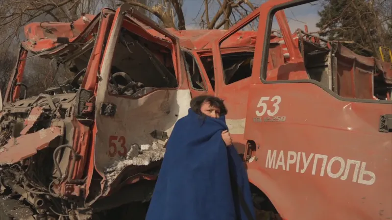 Žena u trosek auta v Mariupolu