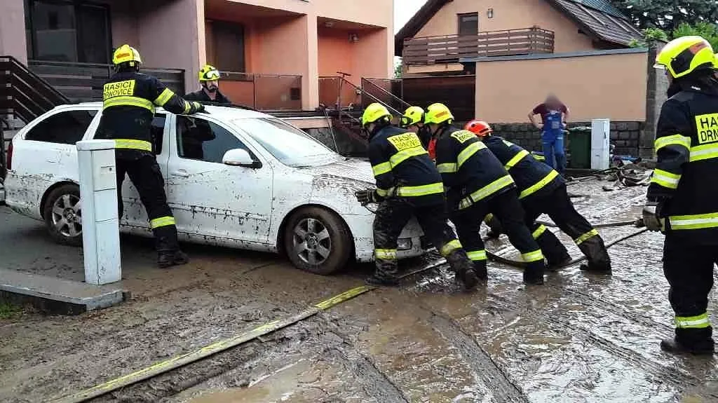 Hasiči pomáhají s odstraňováním následků deště v Drnovicích